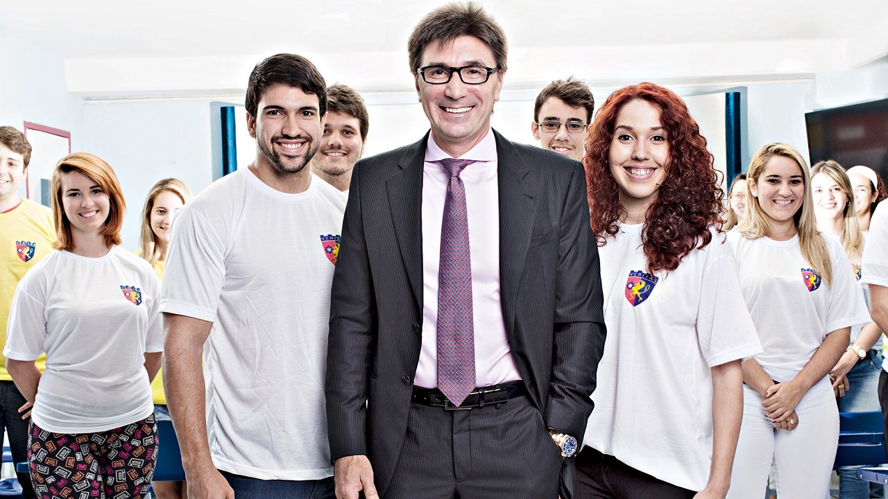 O engraxate que virou um bilionário da educação