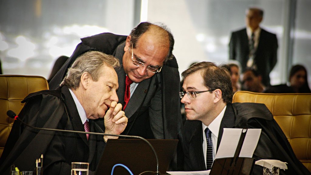 É tempo de estranhas alianças?