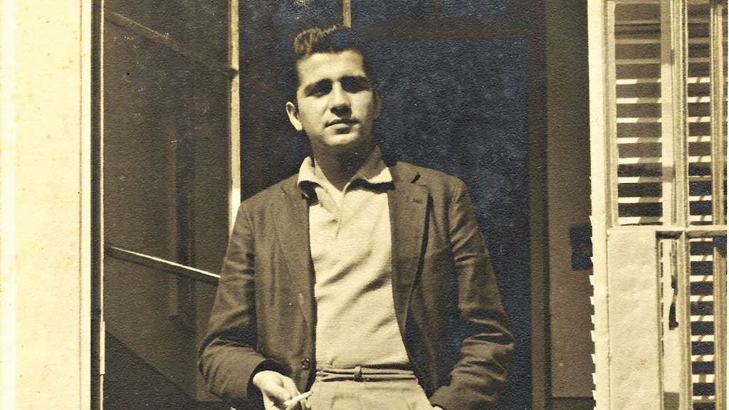 DE SAÍDA Plínio Marcos em sua casa em Santos por volta de 1959, pouco antes de partir para a carreira teatral em São Paulo