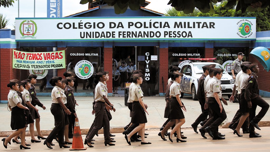 A escola veste farda