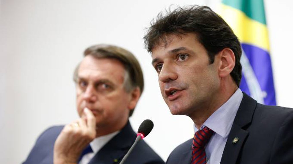 Por que ele não é mandado embora?