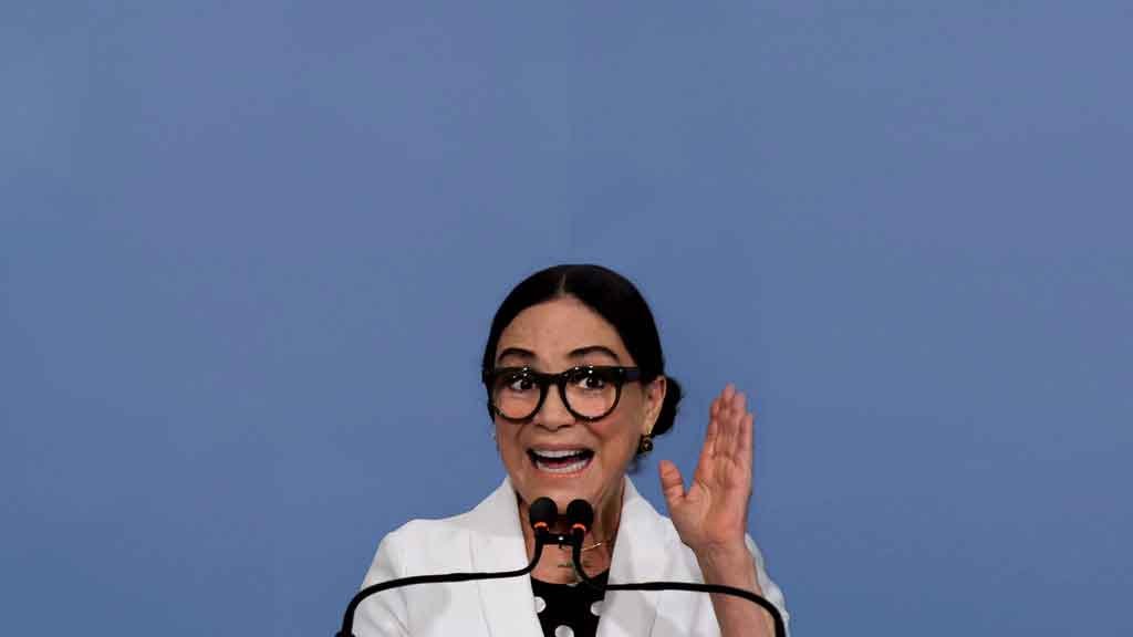 LOUCO ROTEIRO A secretária Regina Duarte: a “noiva” do presidente virou zero à esquerda