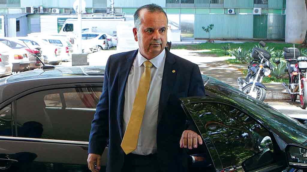 ATROPELANDO Rogério Marinho corre por fora e briga pela vaga de Guedes