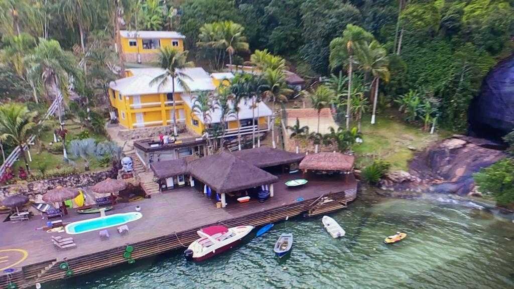 Mansão em ilha particular na região de Angra dos Reis
