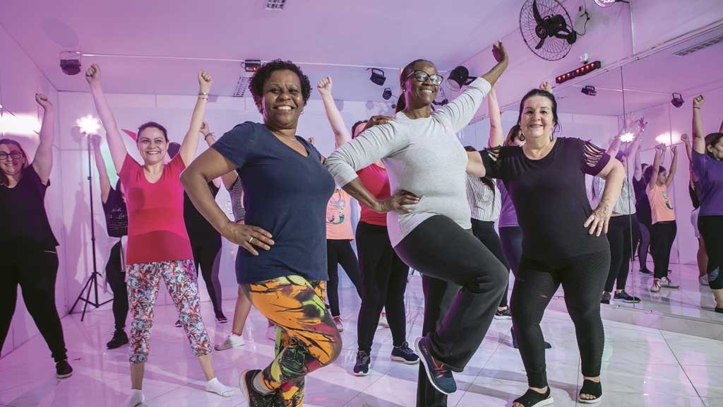 LONGEVIDADE Receita: Maria Ilza, Maria Regina e Celia Maria em aula de dança para espantar os males da terceira idade