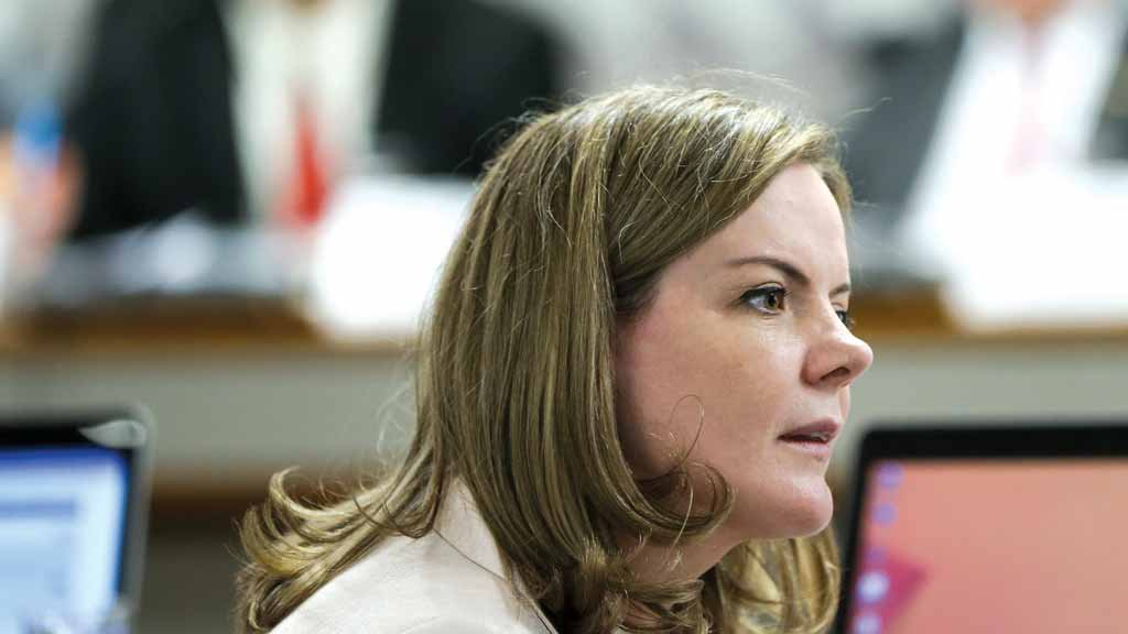 MANDA-CHUVA Gleisi Hoffmann, presidente do PT: conversas com partidos que já apoiaram Bolsonaro