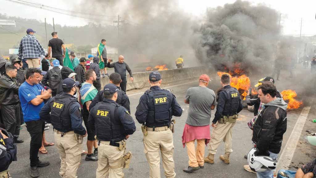 CONIVÊNCIA Caminhoneiros protestam contra a eleição de Lula sob olhar negligente de agentes da PRF: braços cruzados contra os infrator