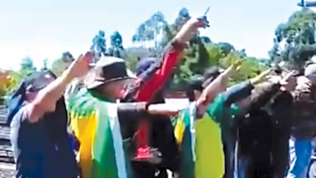 DOIS TEMPOS Organização: manifestantes na estrada e diante do quartel