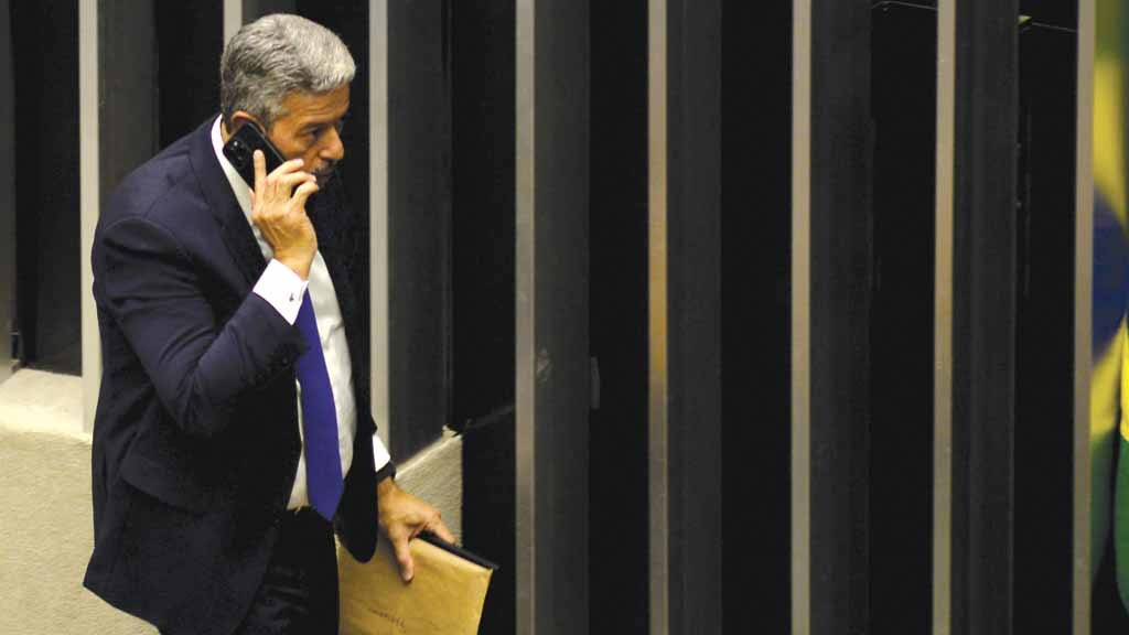 Arthur Lira negocia com Lula mudanças no Ministério para abrigar mais gente do Centrão (Crédito:Claudio Reis)